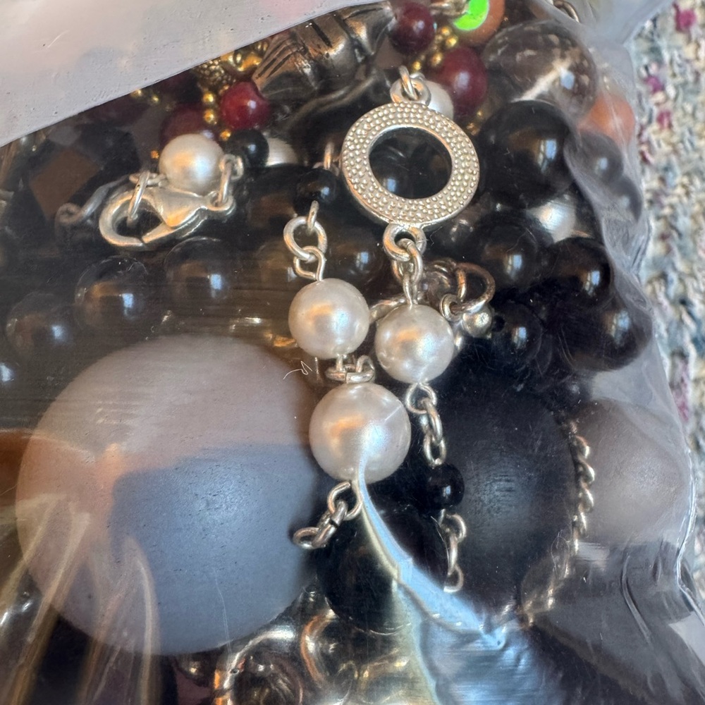 Ziplock bag filled with chunky (mostly) vintage necklaces - Picture 7 of 10